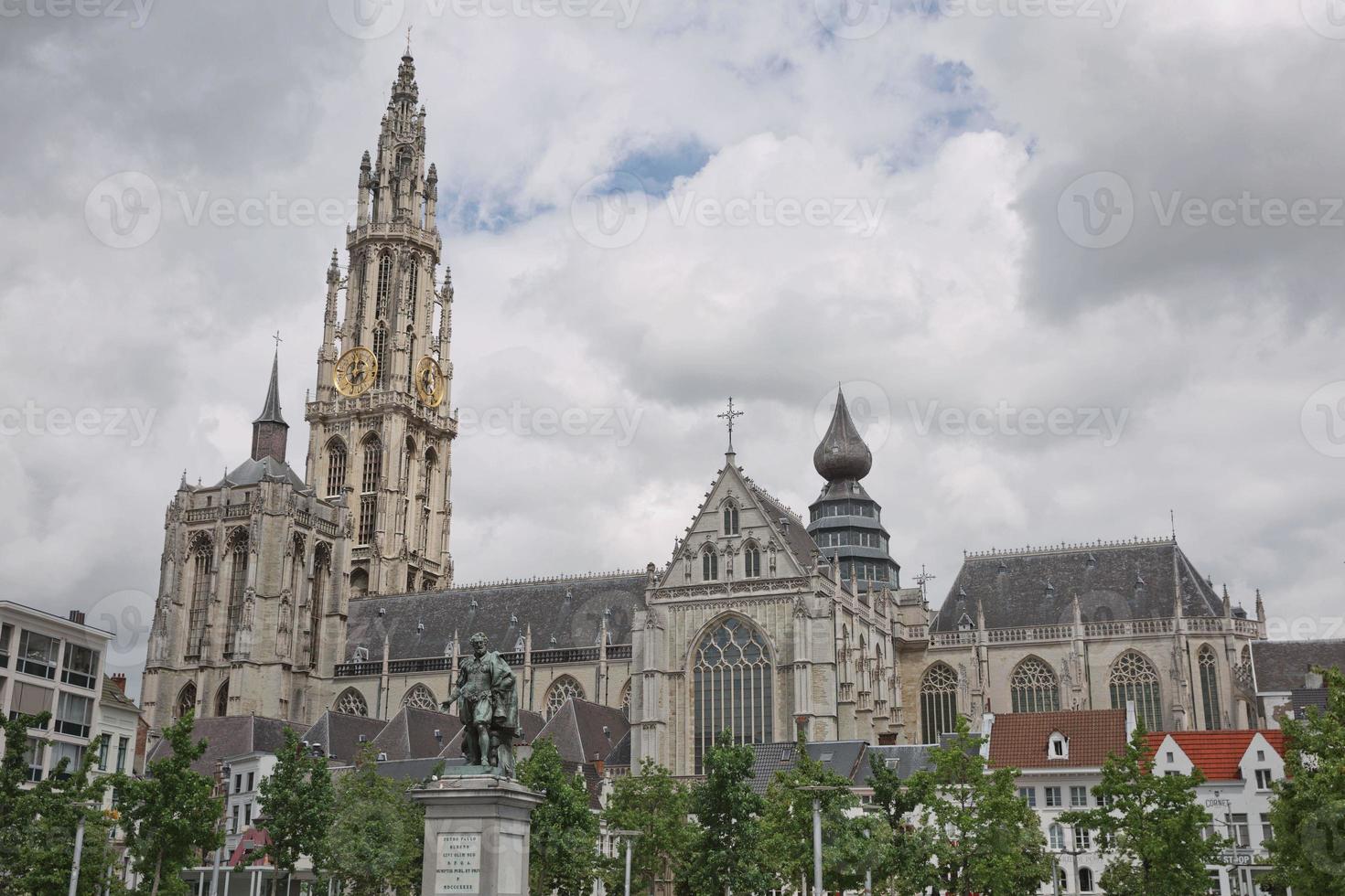 paisagem urbana e uma catedral de nossa senhora na antuérpia, bélgica foto