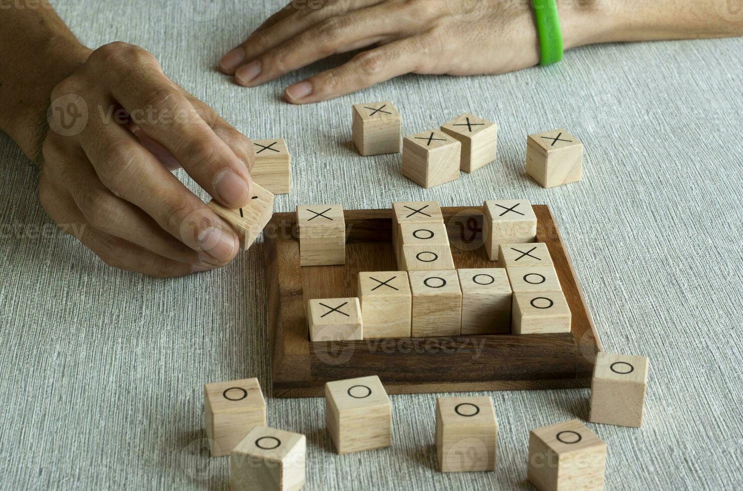 tic tac dedo do pé jogos fez do de madeira blocos com mão jogador foto