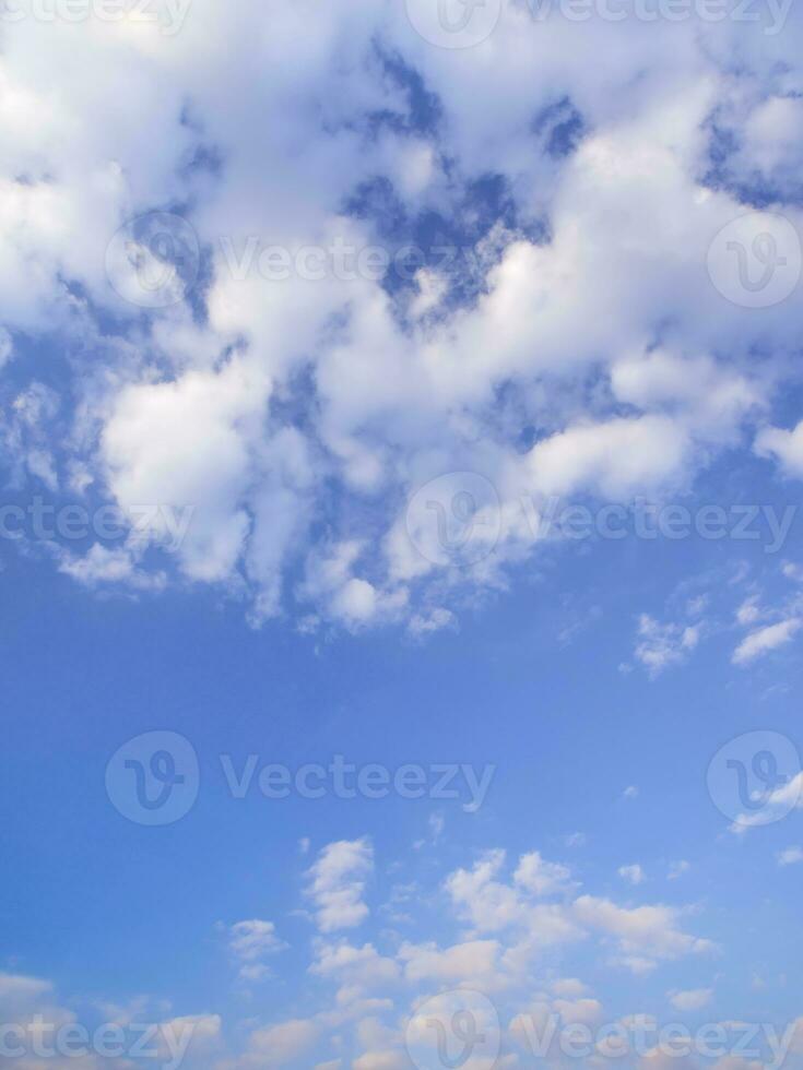 nuvens fofas no céu azul com a luz da manhã desde o nascer do sol foto