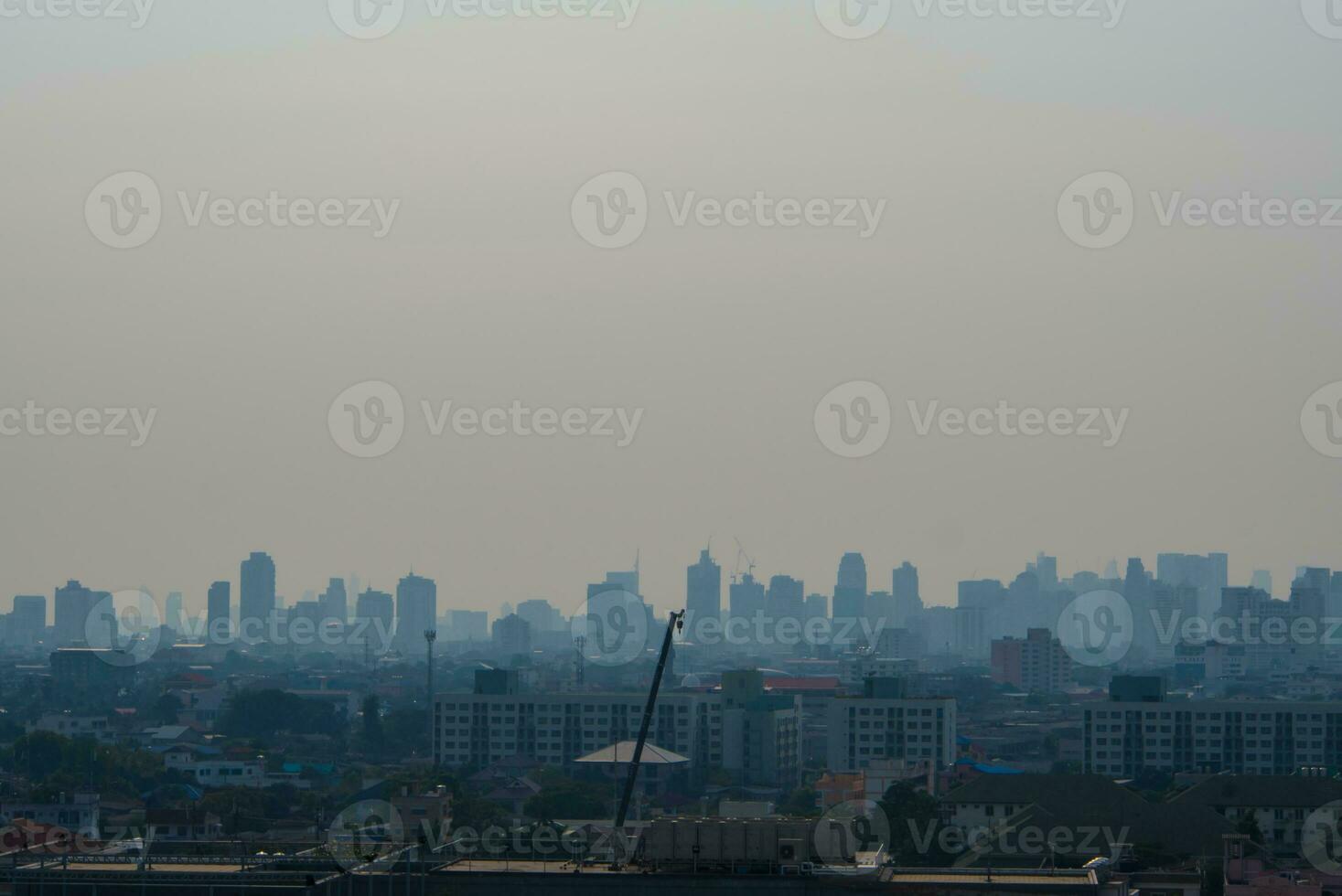 horizonte urbano da cidade de bangkok no centro da cidade na névoa ou poluição atmosférica foto