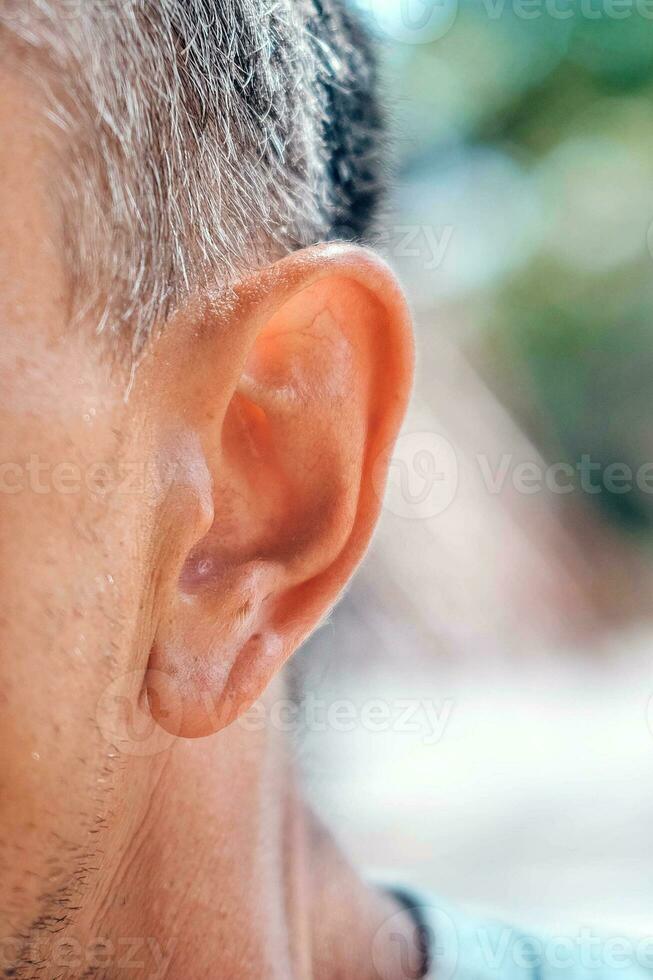 fechar acima do adulto masculino orelha em ar livre. Lugar, colocar para texto. audição problemas. bisbilhotar em fofoca. cópia de espaço. foto