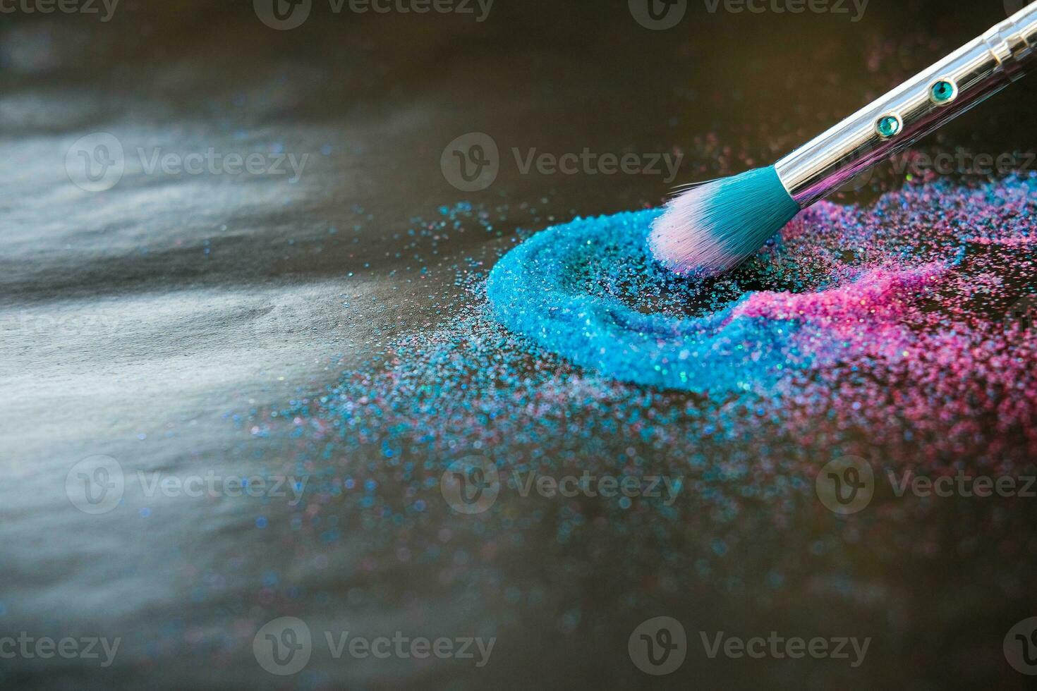 Maquiagem escova e brilhante Rosa e azul lantejoulas em uma Preto fundo. festivo Magia Maquiagem conceito. modelo para Projeto. cópia de espaço foto