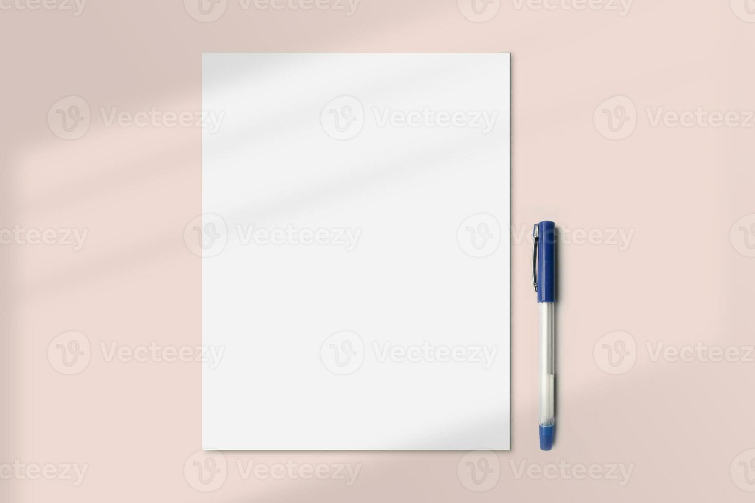 realista nos carta papel flatlay brincar com uma caneta. retrato nos carta Tamanho brincar topo visualizar. simples, limpar, moderno, mínimo poster zombar acima plano deitar conceito foto