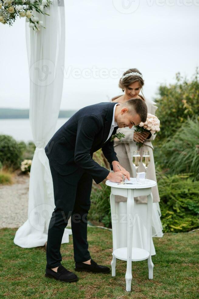 Casamento cerimônia do a recém-casados dentro uma país chalé foto