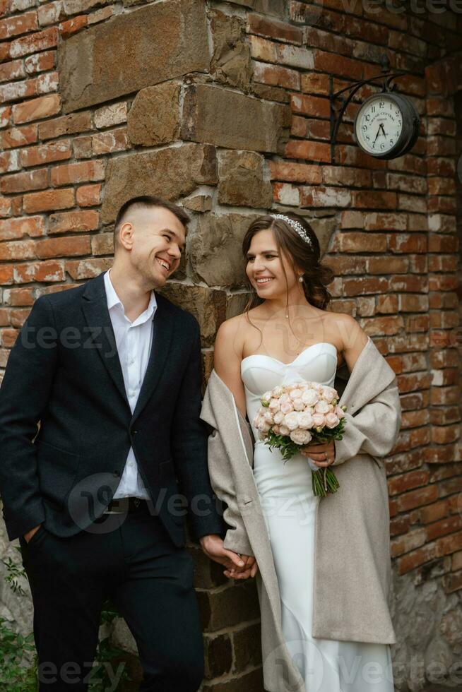 retrato do uma jovem casal do noiva e noivo em seus Casamento dia foto