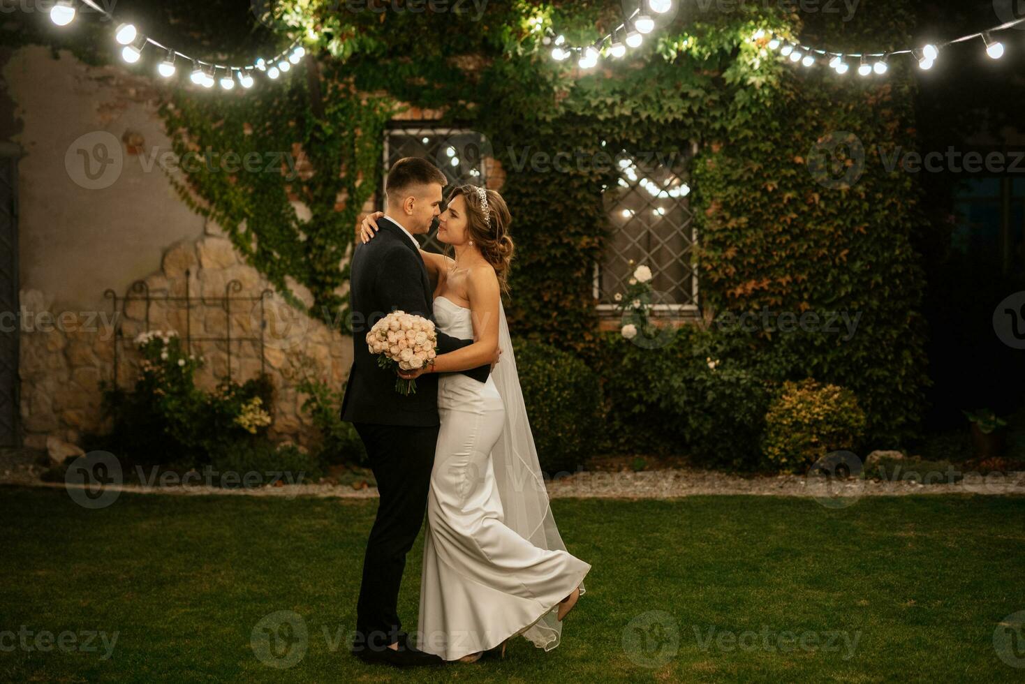 retrato do uma jovem casal do noiva e noivo em seus Casamento dia foto