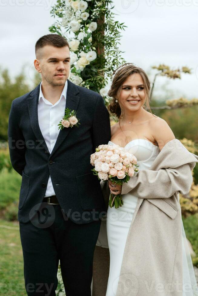 Casamento cerimônia do a recém-casados dentro uma país chalé foto