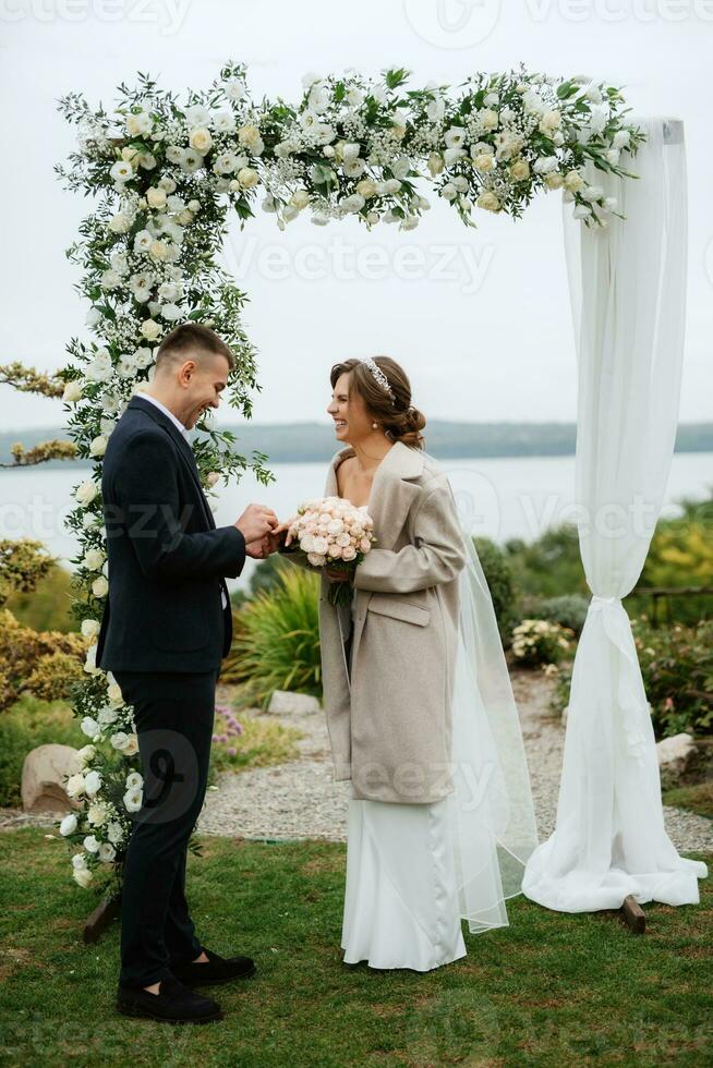 Casamento cerimônia do a recém-casados dentro uma país chalé foto