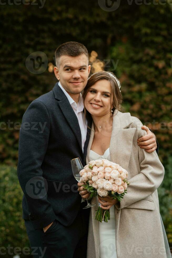 retrato do uma jovem casal do noiva e noivo em seus Casamento dia foto