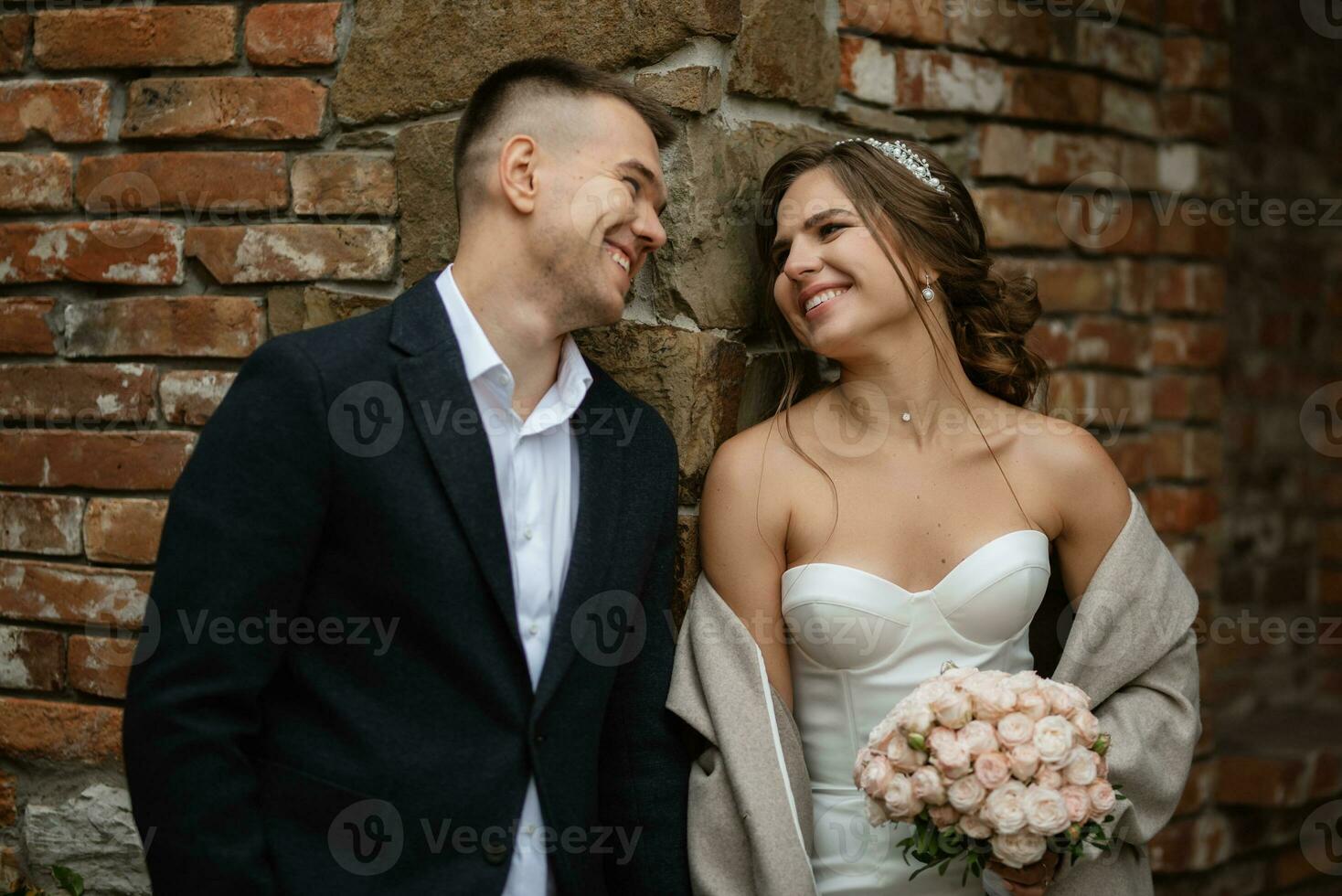 retrato do uma jovem casal do noiva e noivo em seus Casamento dia foto