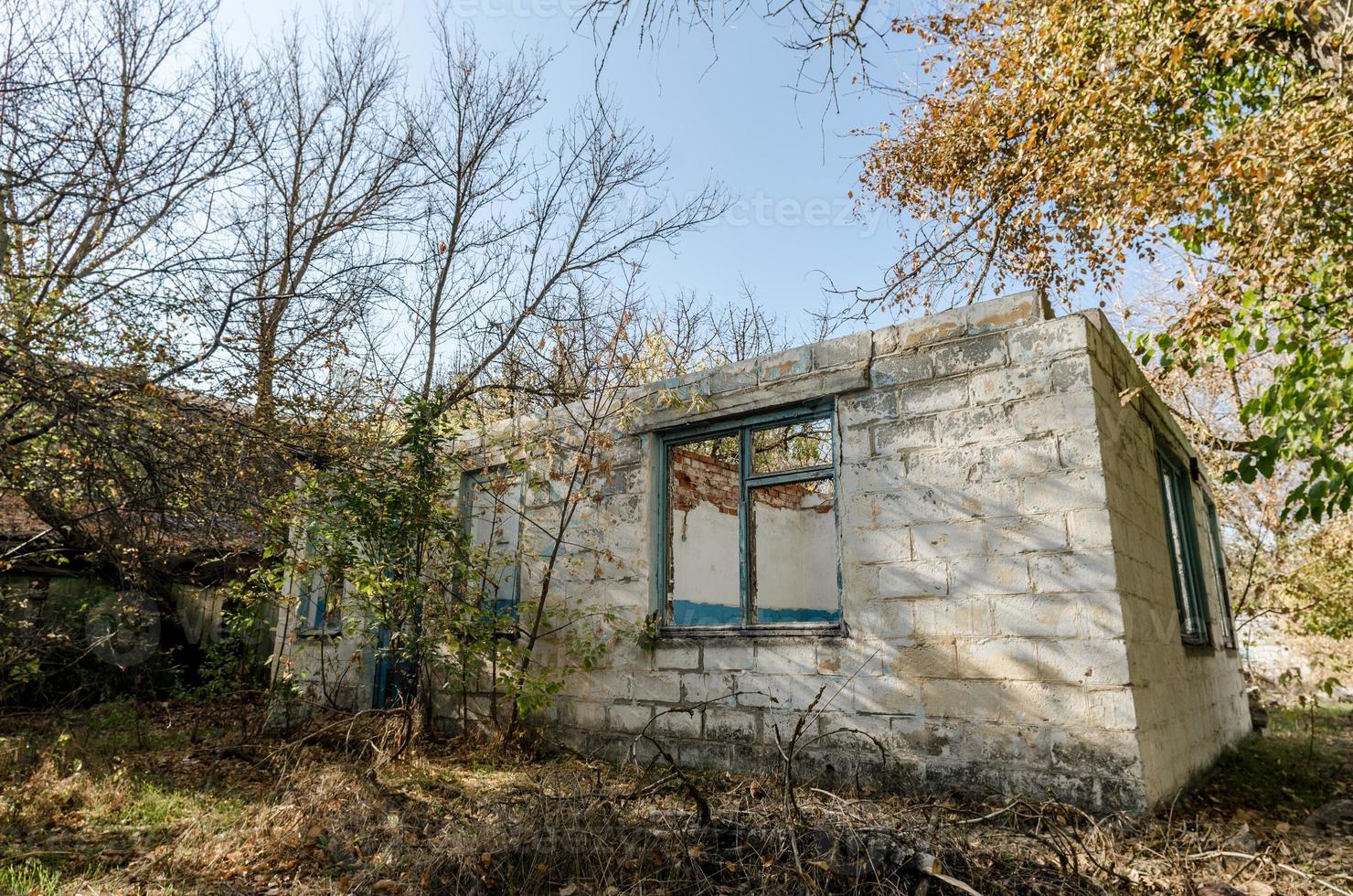 velha casa de aldeia abandonada na ucrânia foto