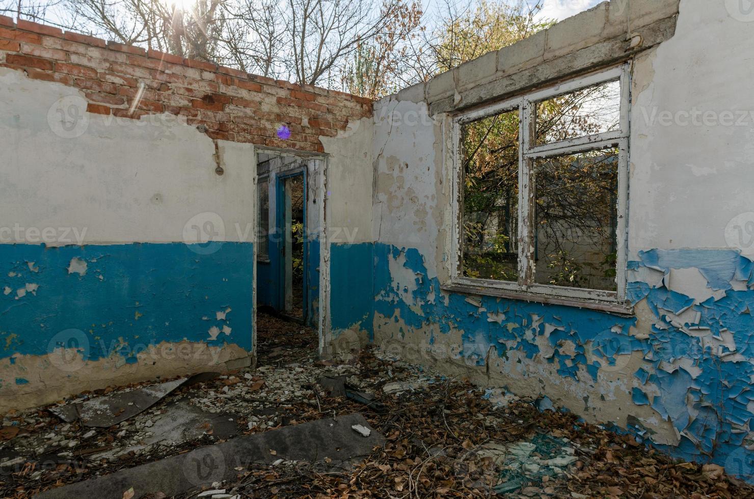 ruínas de uma antiga casa de aldeia abandonada na ucrânia foto