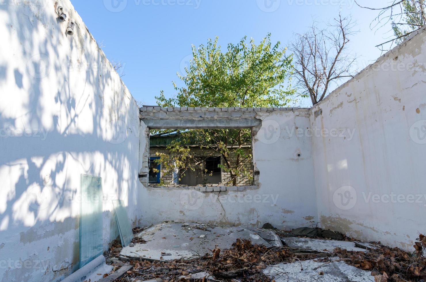 ruínas de uma antiga casa de aldeia abandonada na ucrânia foto