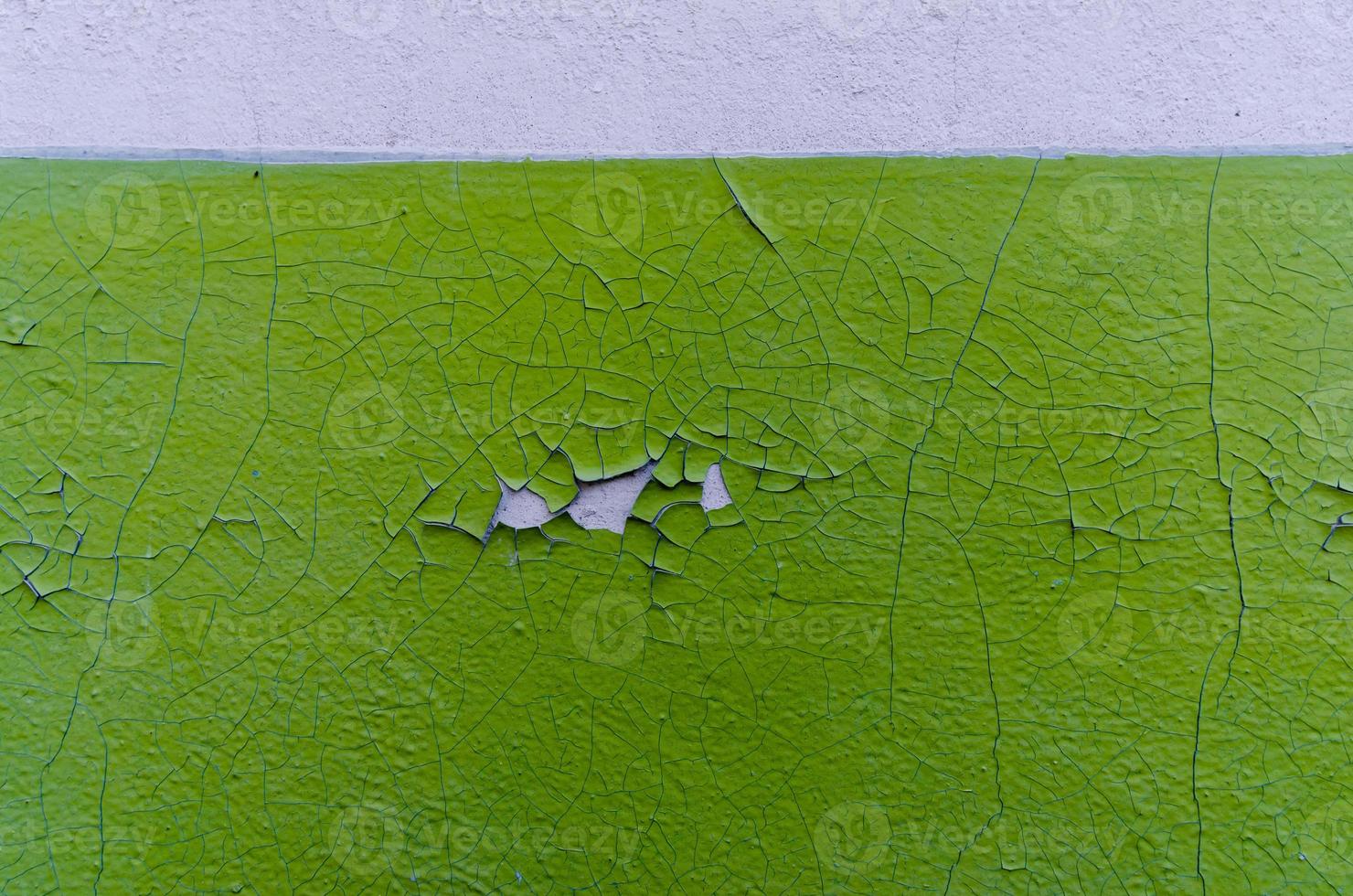 parede velha com tinta verde close-up foto