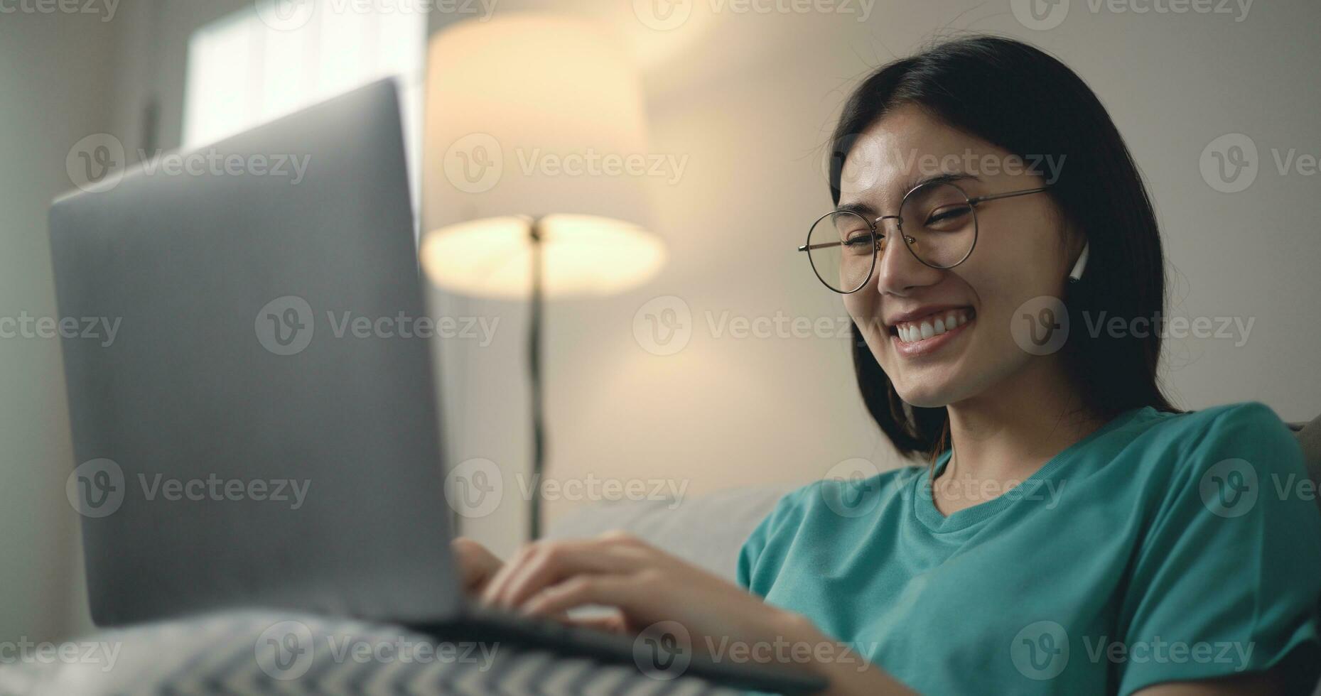 bonita feliz jovem empreendedor mulher trabalhando com computador portátil computador foto