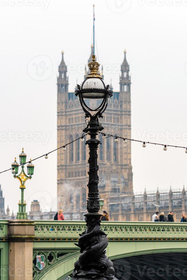 lâmpada de golfinho padrão no dique de Tamisa em Londres na ponte de Westminster foto