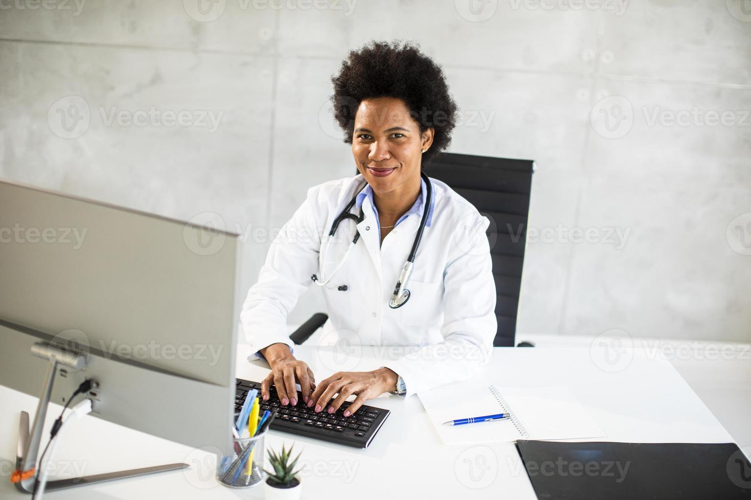 médico olhando para a câmera enquanto digita foto