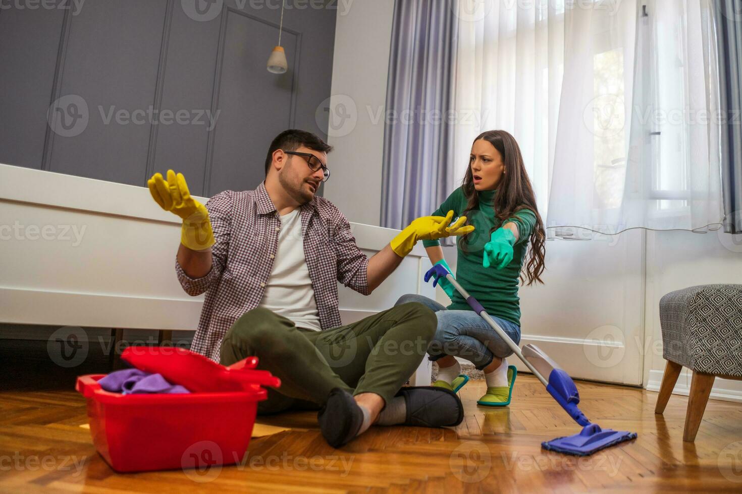 jovem casal é limpeza seus apartamento foto