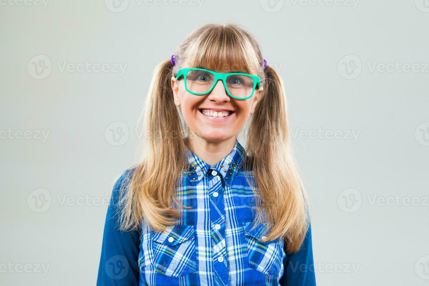 retrato do uma feliz mulher com verde óculos foto