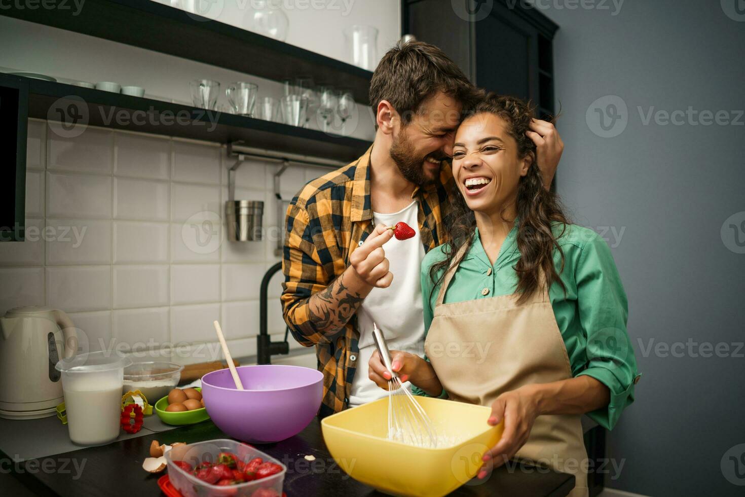 feliz multiétnico casal cozinhando juntos foto