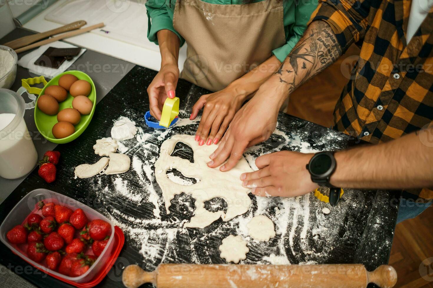 feliz multiétnico casal cozinhando juntos foto