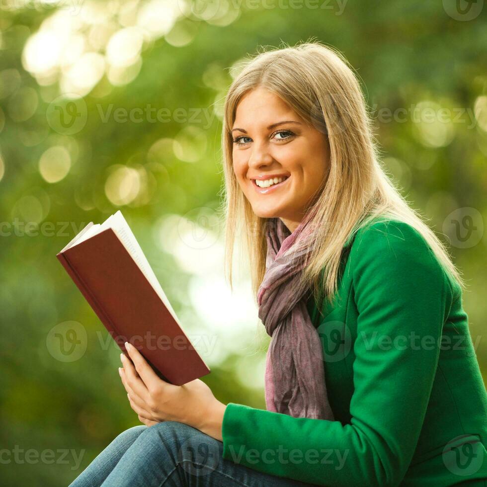 uma mulher lendo uma livro foto