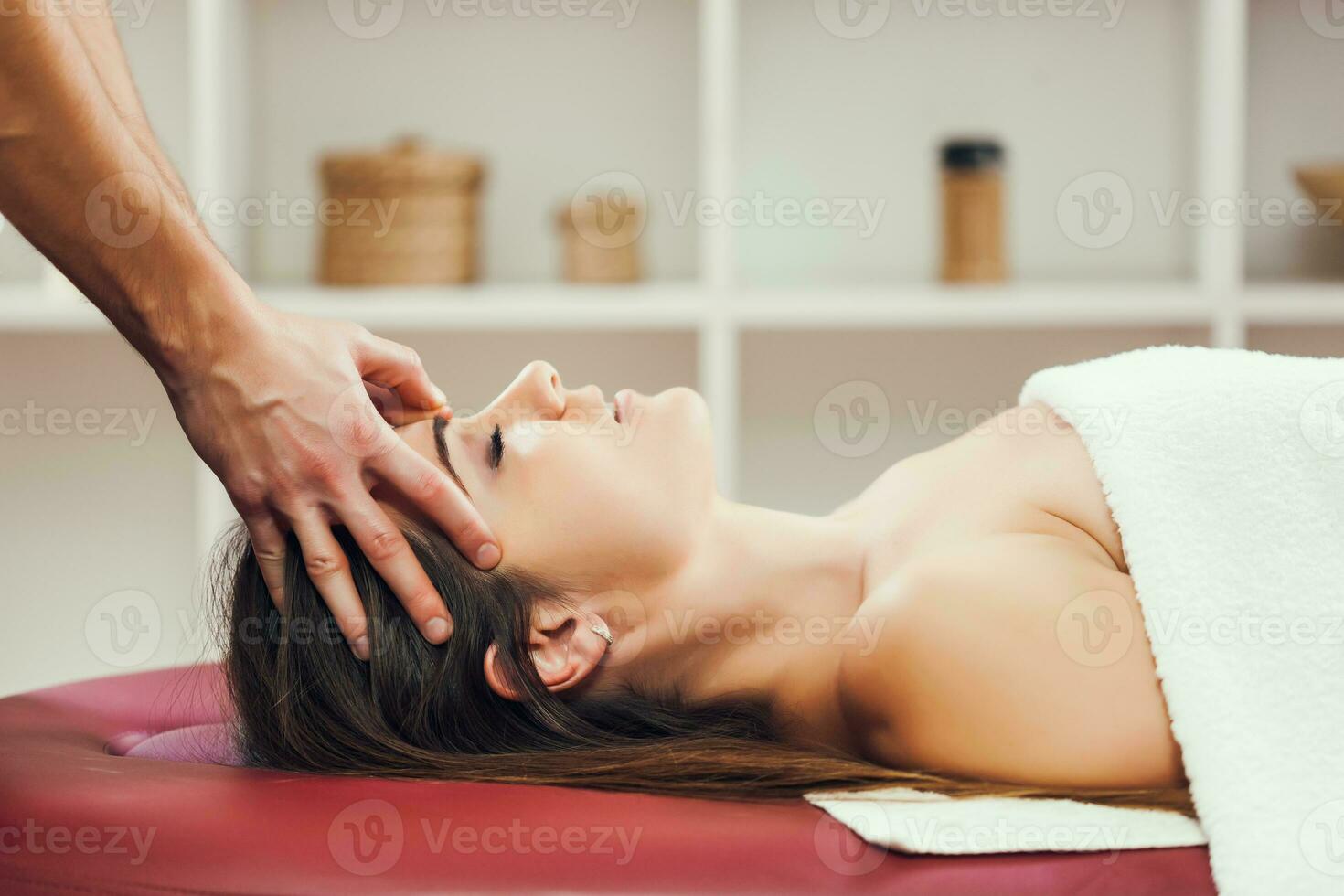 uma mulher tendo uma massagem foto