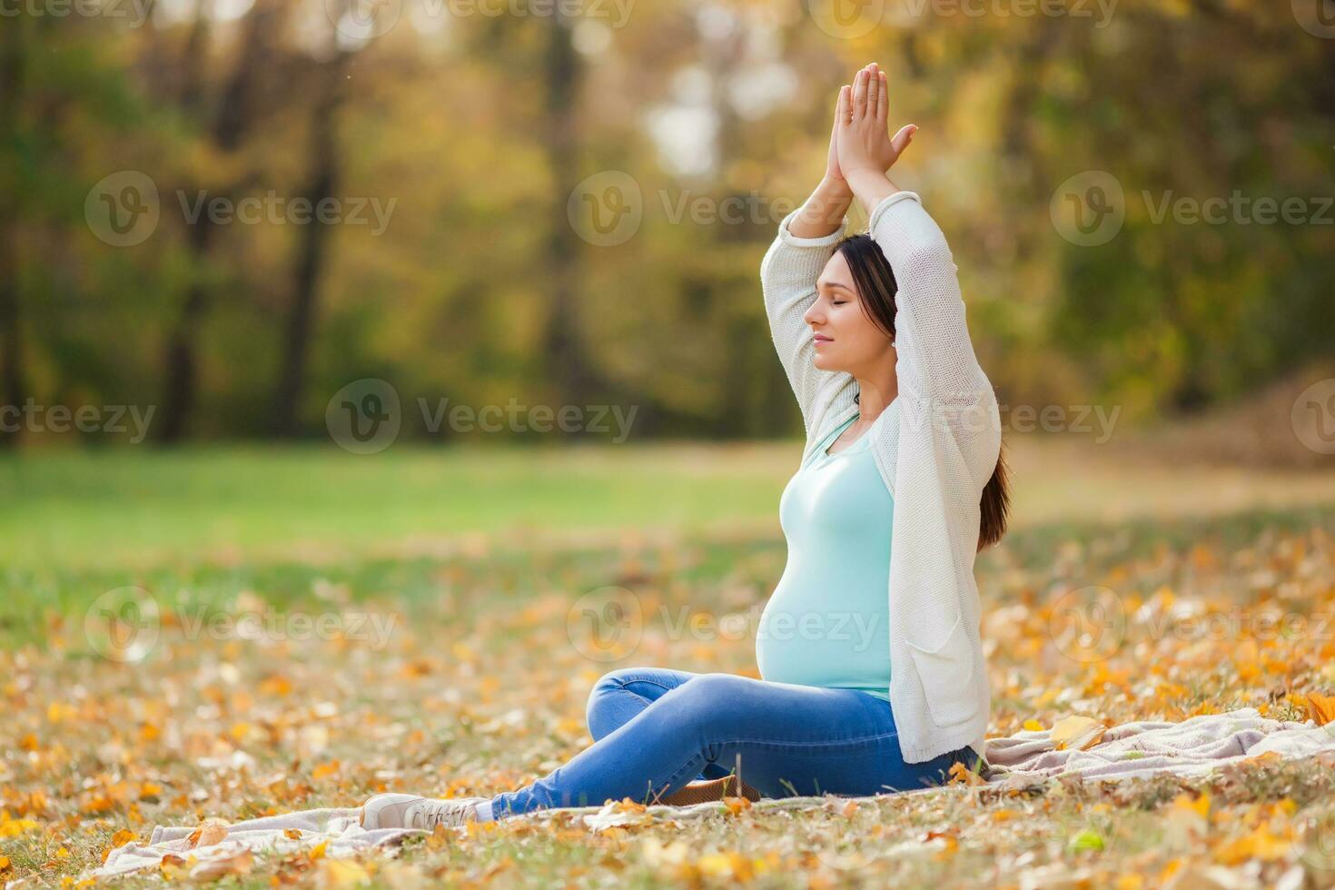 uma grávida mulher gastos Tempo ao ar livre foto