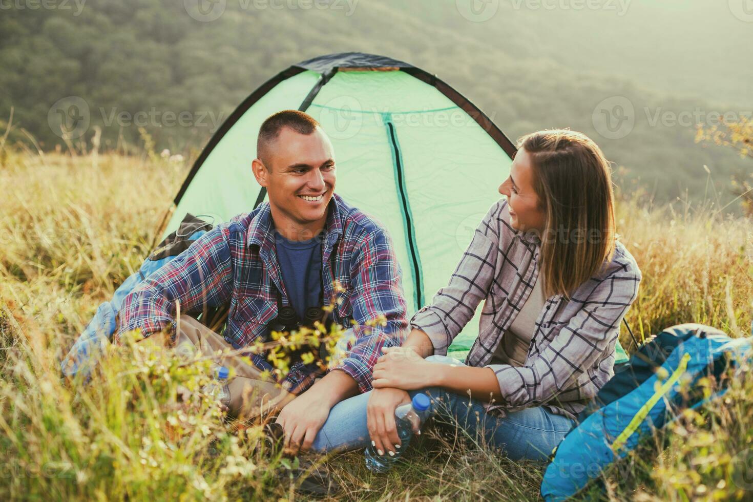 uma casal acampamento foto