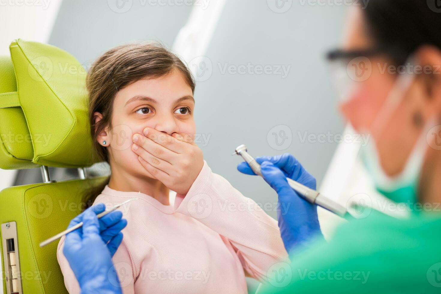 uma criança às a dentista foto