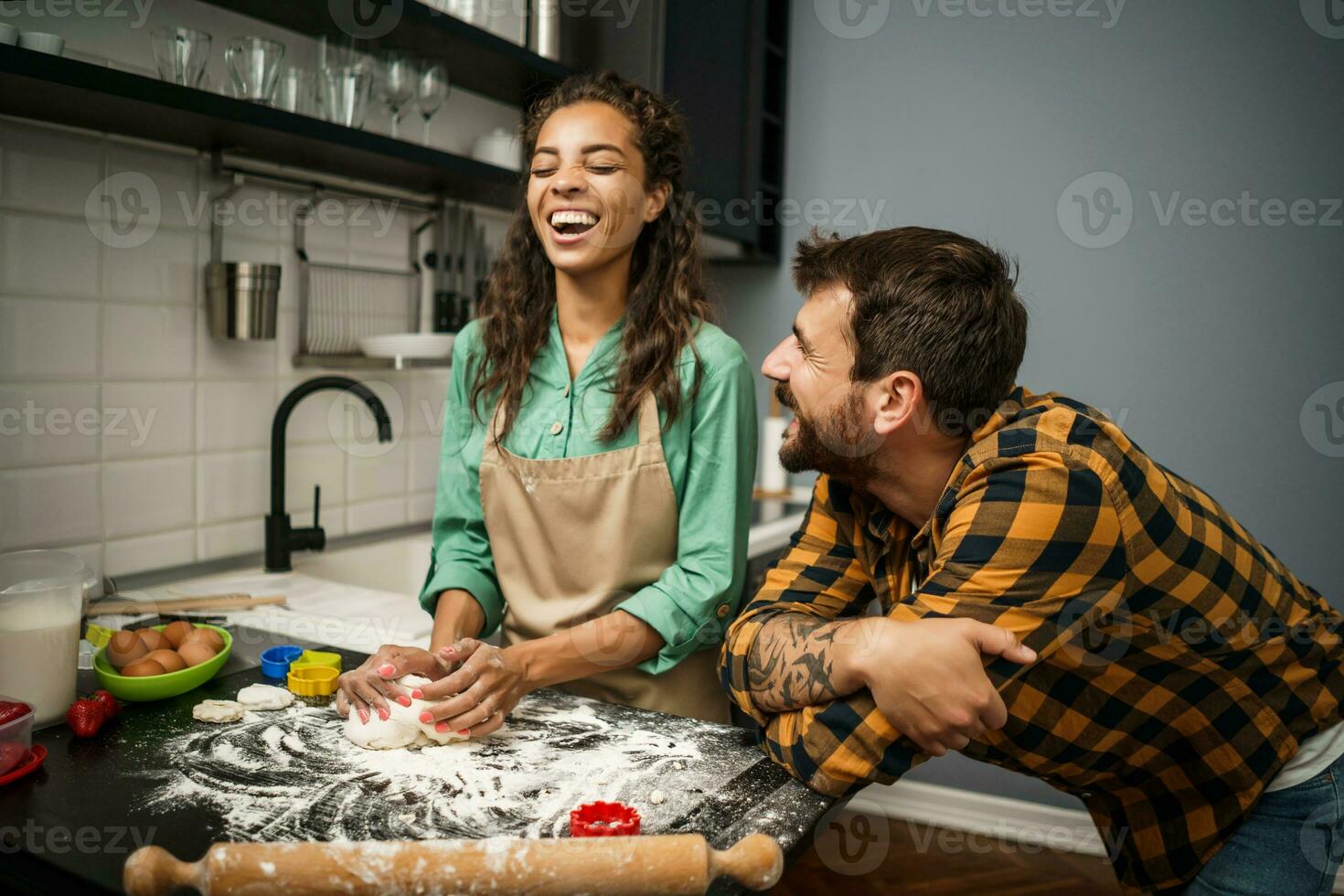 feliz multiétnico casal cozinhando juntos foto