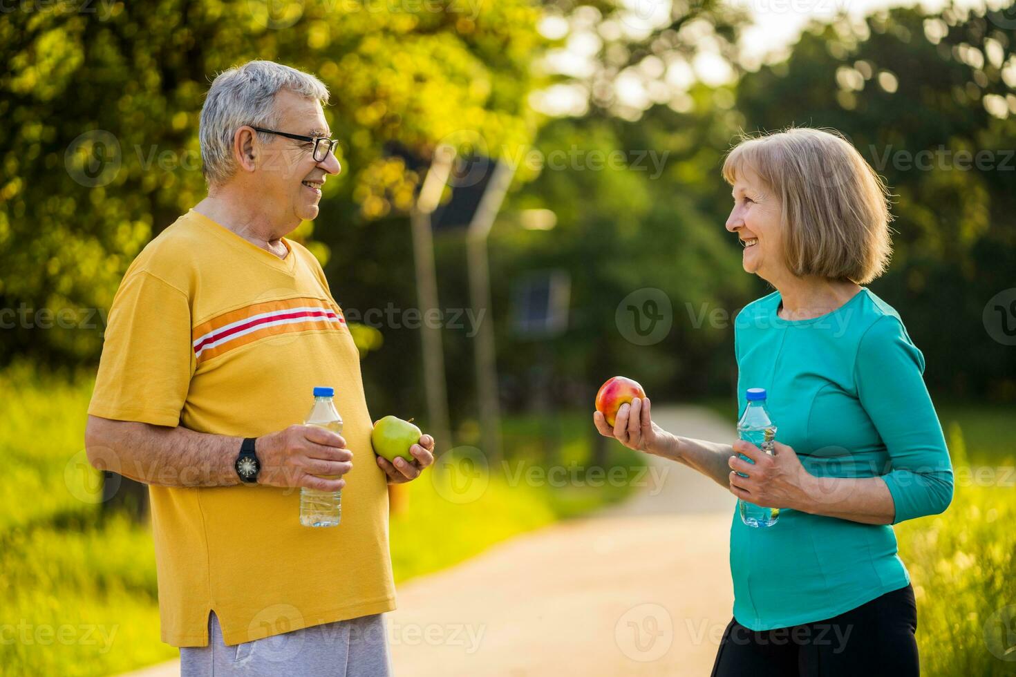 Senior casal exercício ao ar livre foto