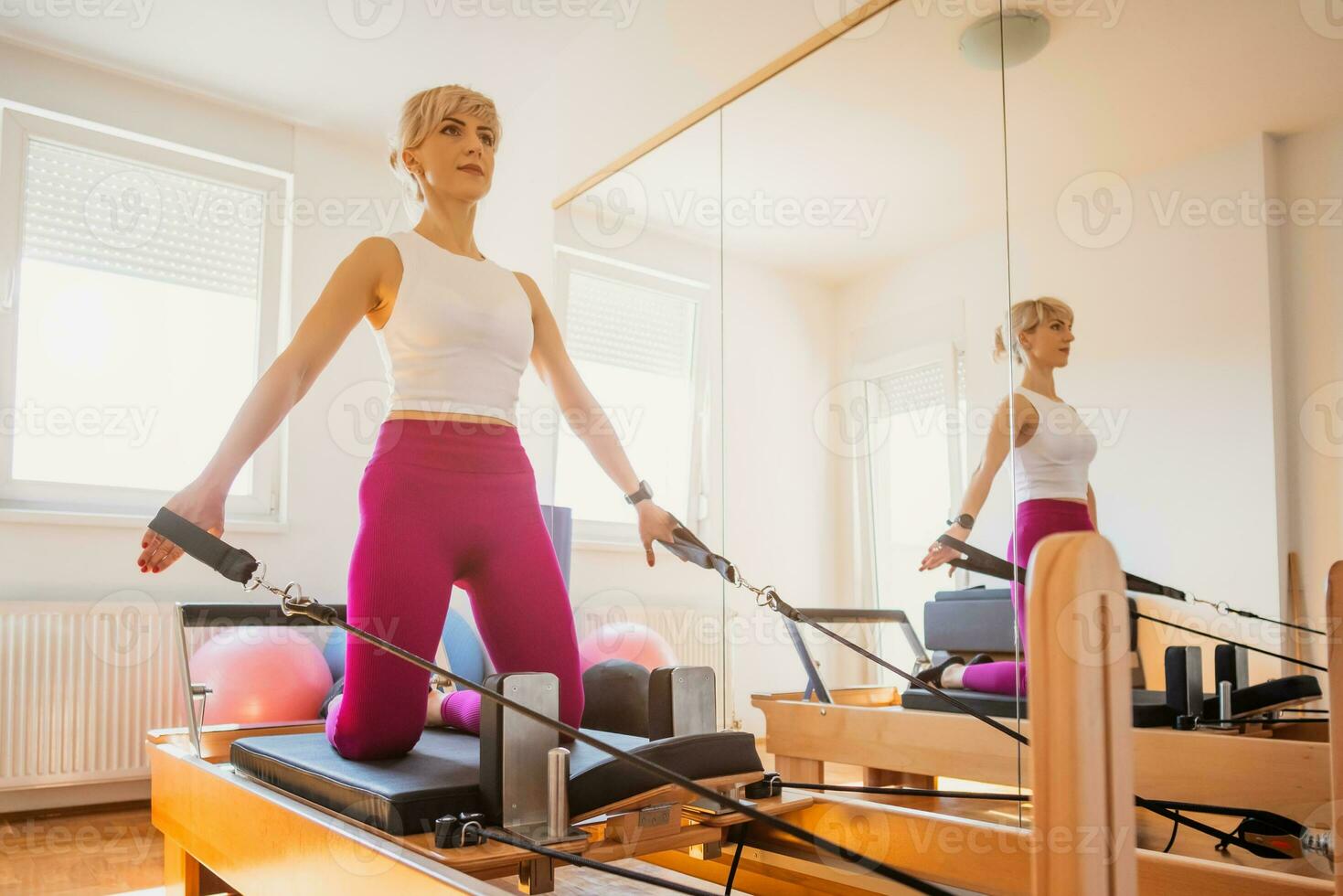 uma mulher fazendo pilates dentro de casa foto