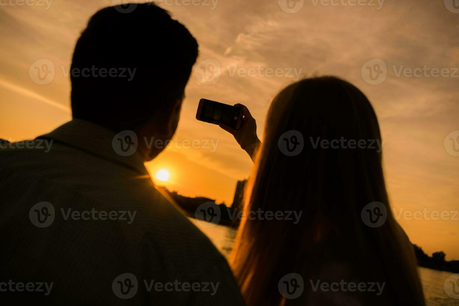 uma jovem casal sobre a pôr do sol foto