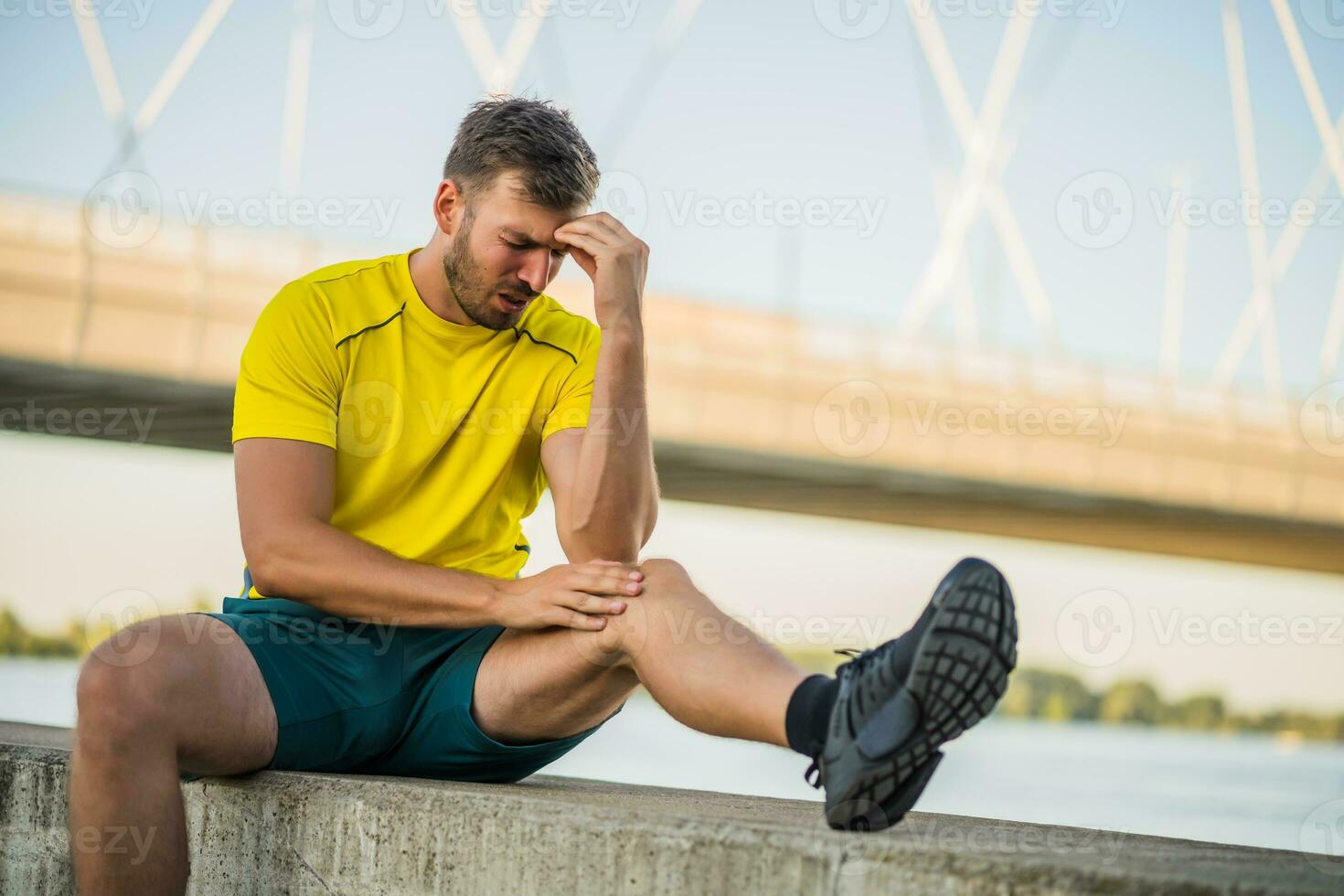 uma homem dentro uma amarelo camiseta fazendo fisica exercícios foto