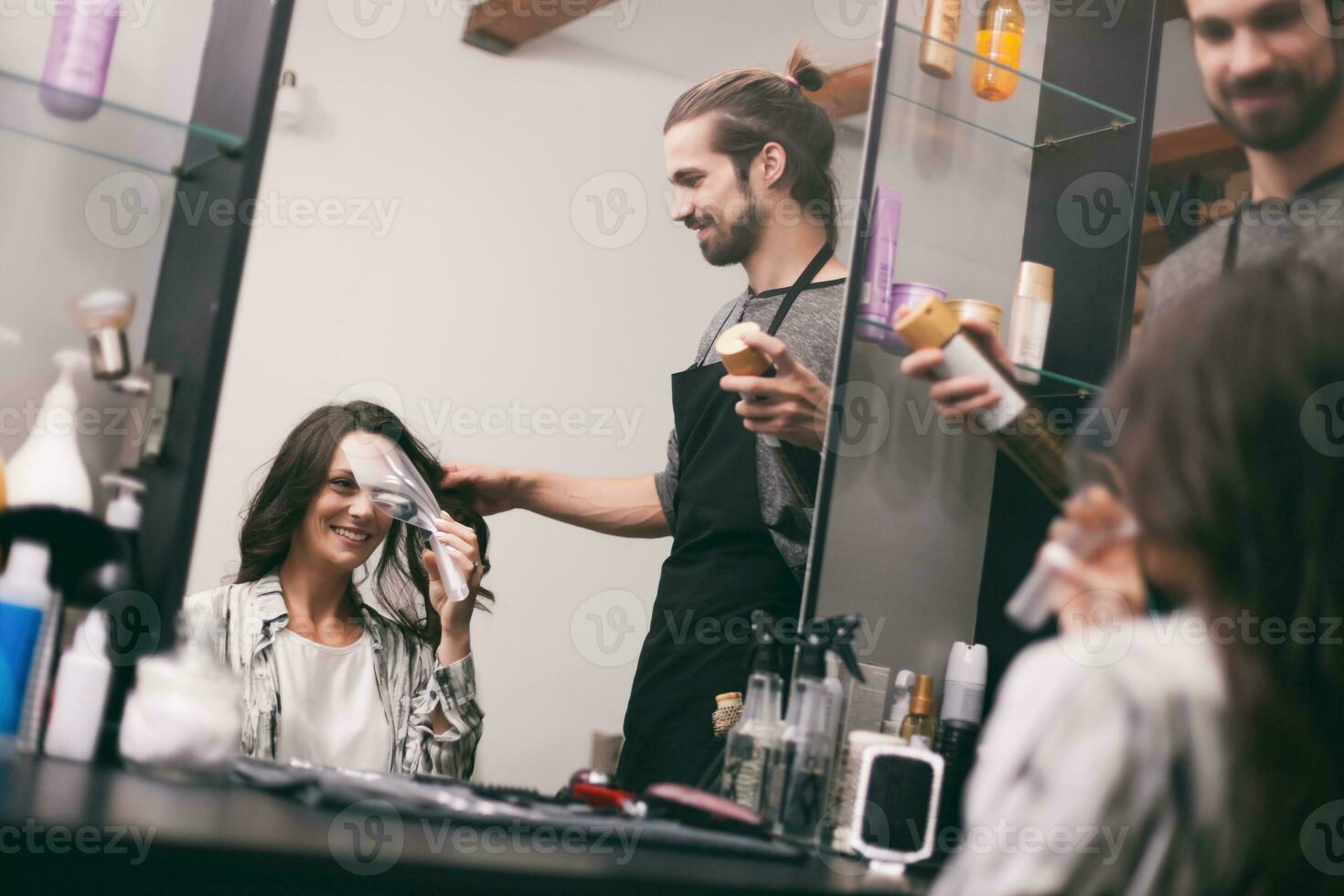 uma mulher às uma cabelo salão foto