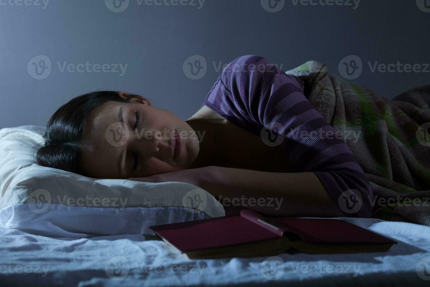 uma jovem mulher em repouso dentro a cama foto