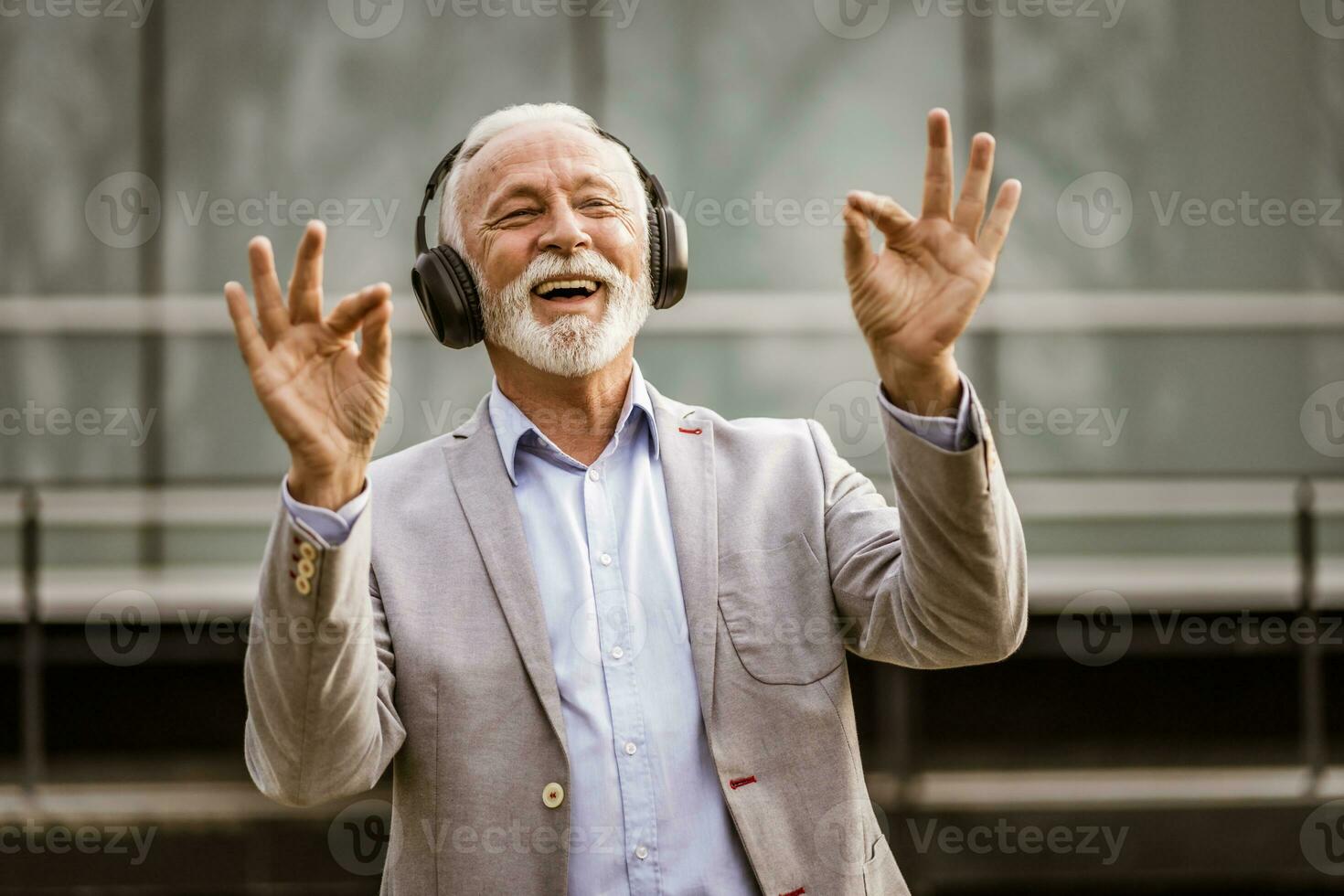 uma Senior homem ouvindo para música foto