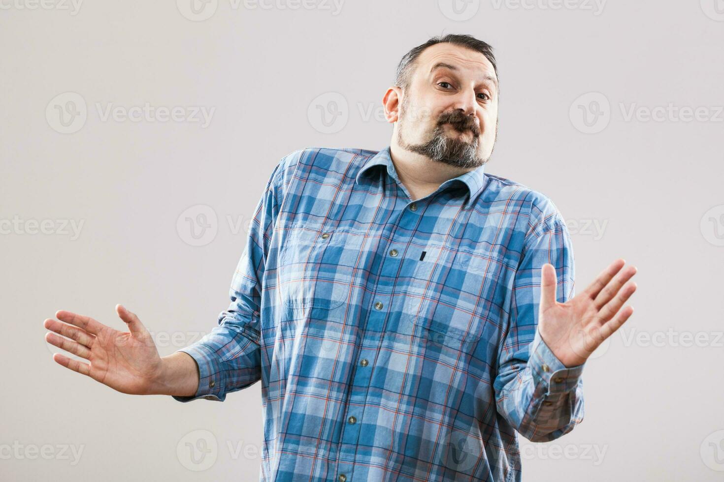 retrato do uma homem com azul xadrez camisa foto