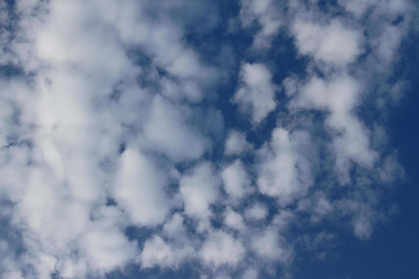 nuvens com fundo de céu azul foto