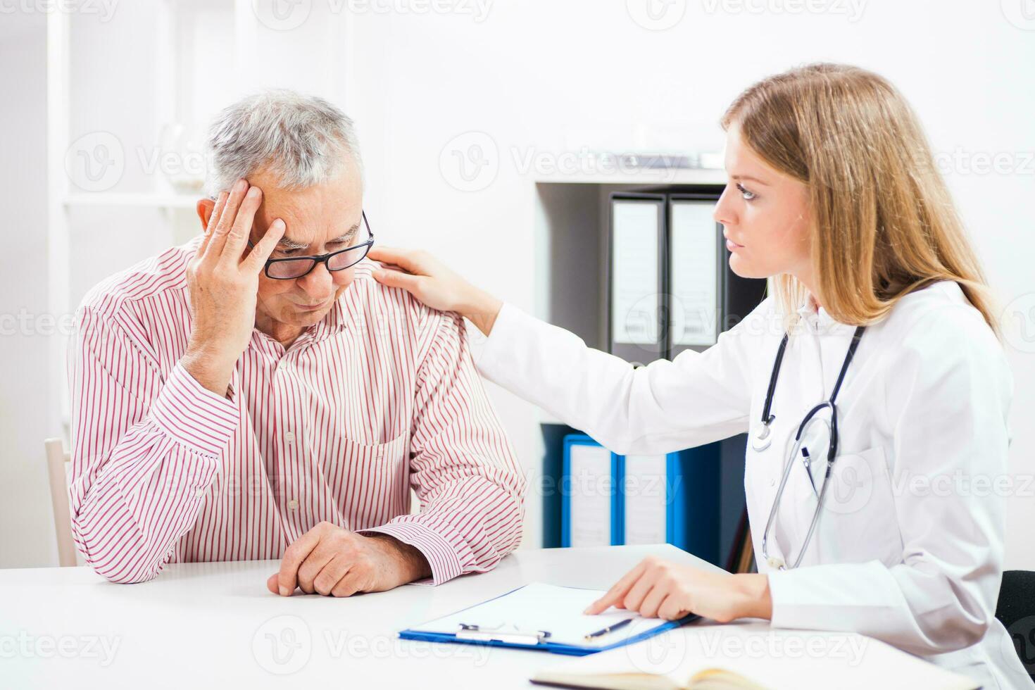 uma paciente dentro uma médico escritório foto