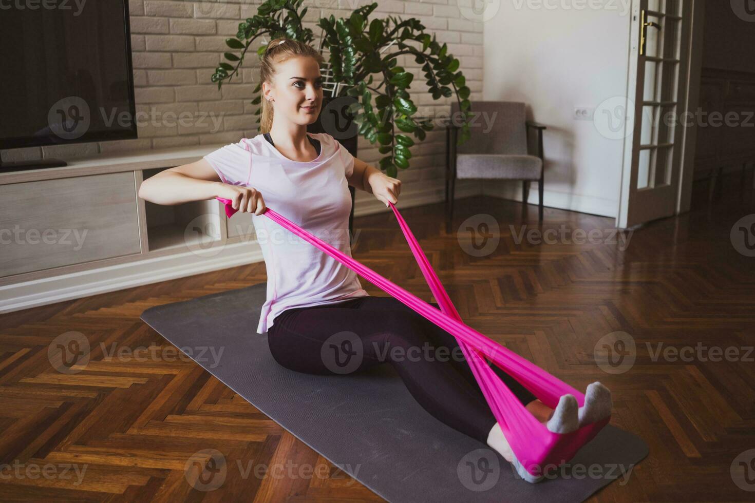 jovem mulher fazendo fisica exercícios às casa foto