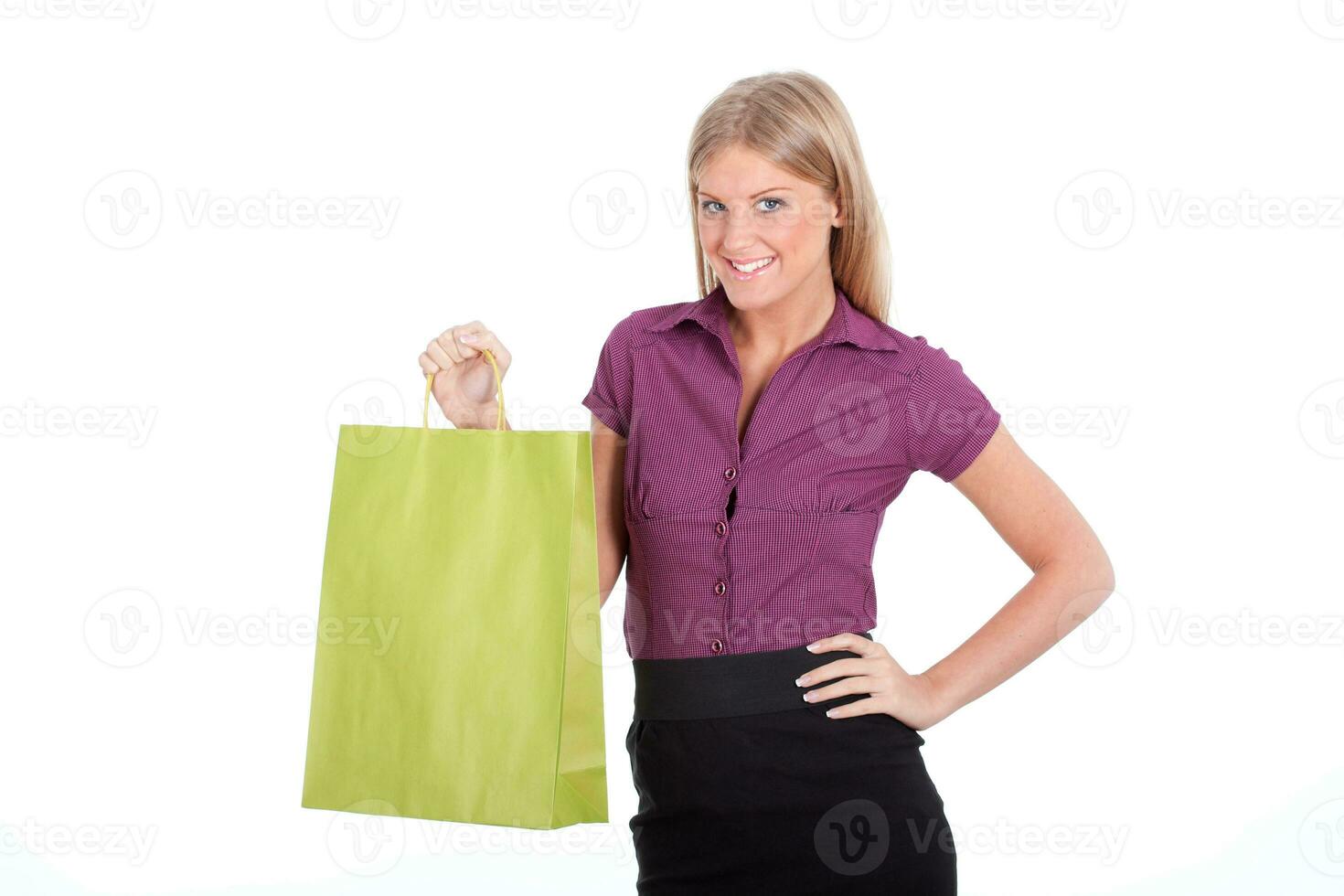 uma mulher com compras bolsas foto