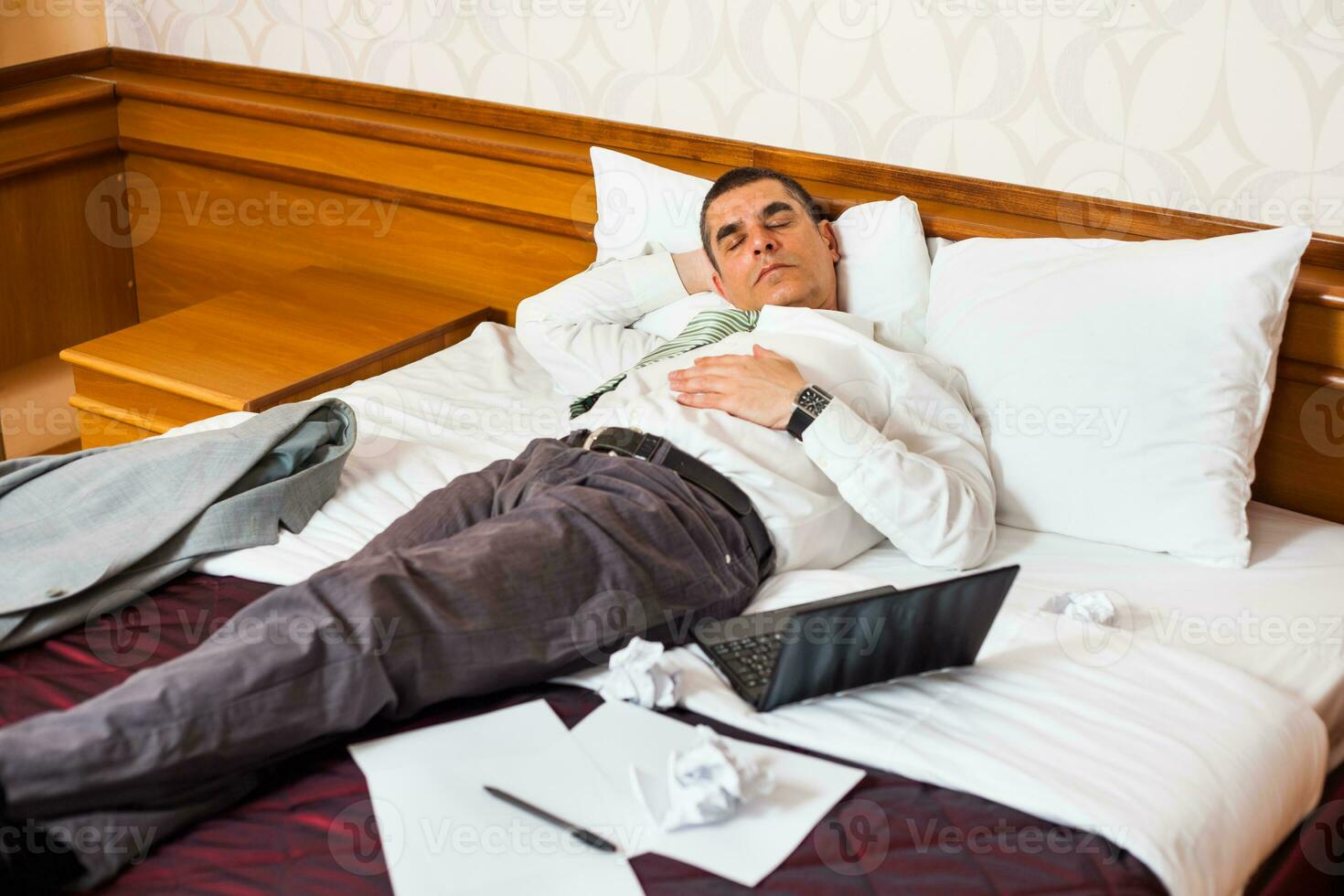 uma homem de negocios dentro uma hotel quarto foto