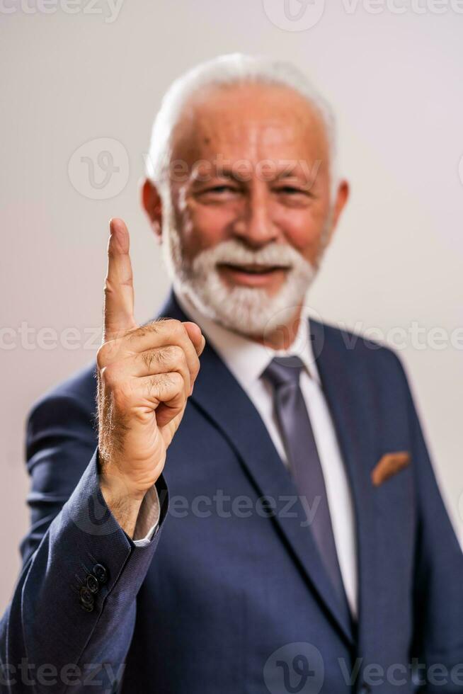 retrato do uma feliz Senior homem de negocios foto