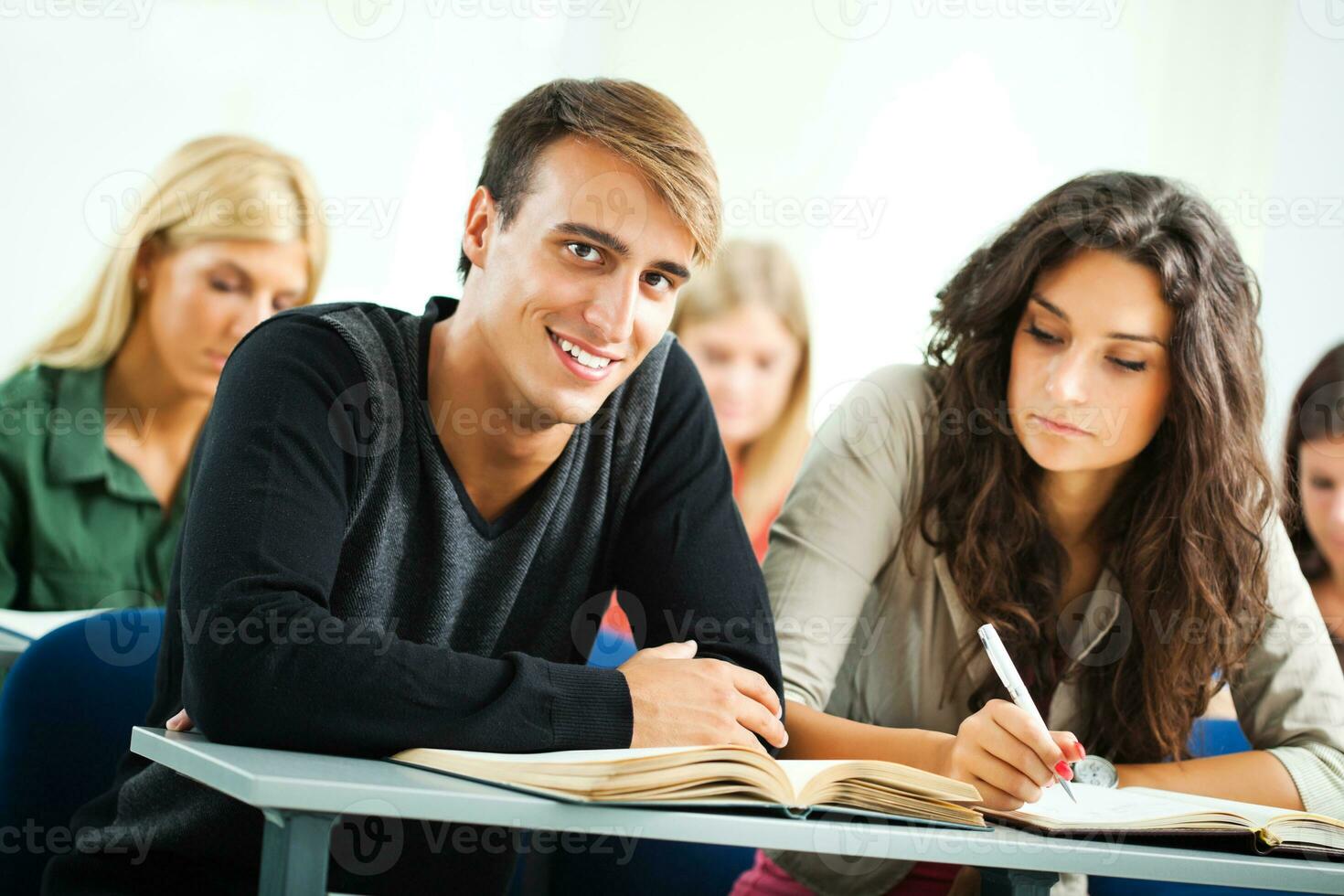 alunos dentro uma Sala de aula foto