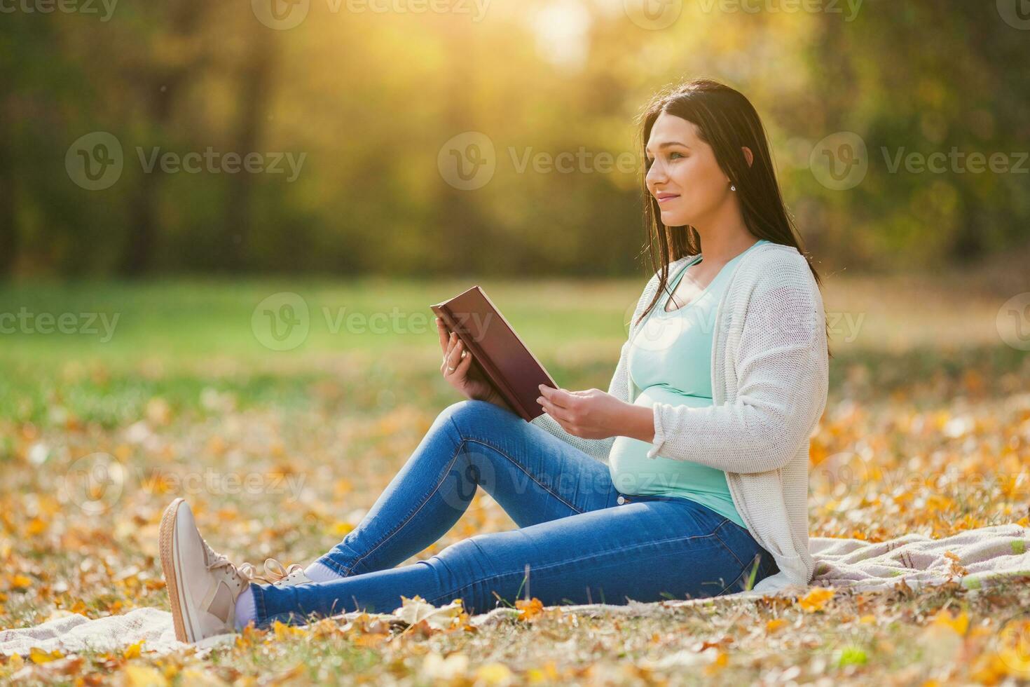 uma grávida mulher gastos Tempo ao ar livre foto