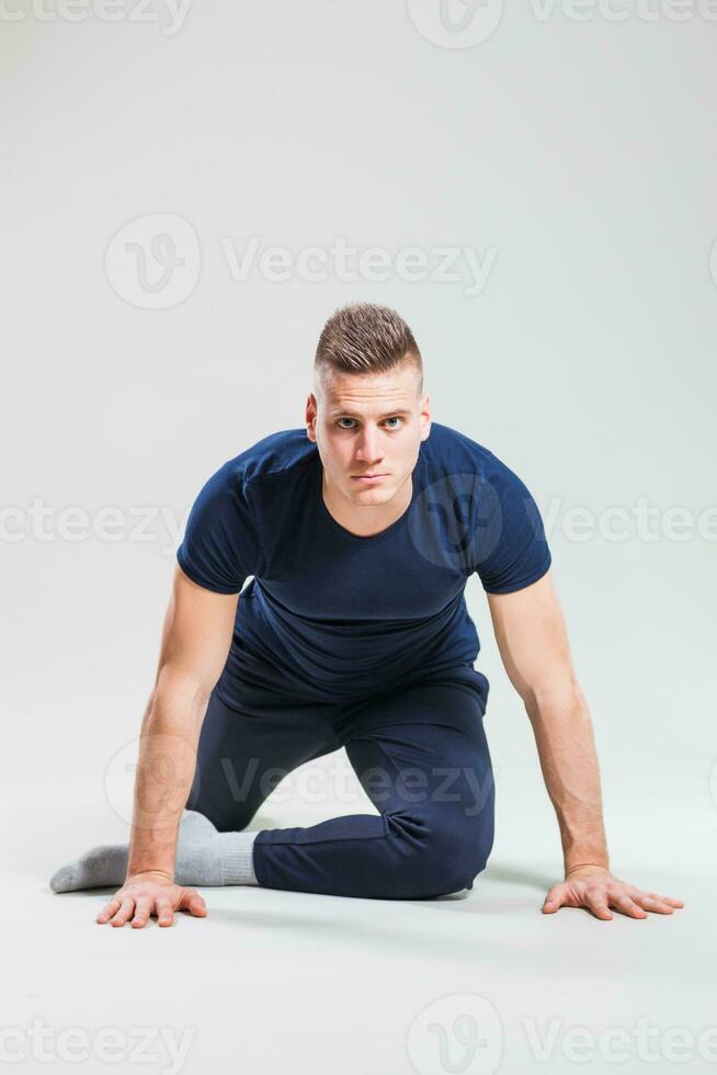 uma homem fazendo fisica exercícios foto