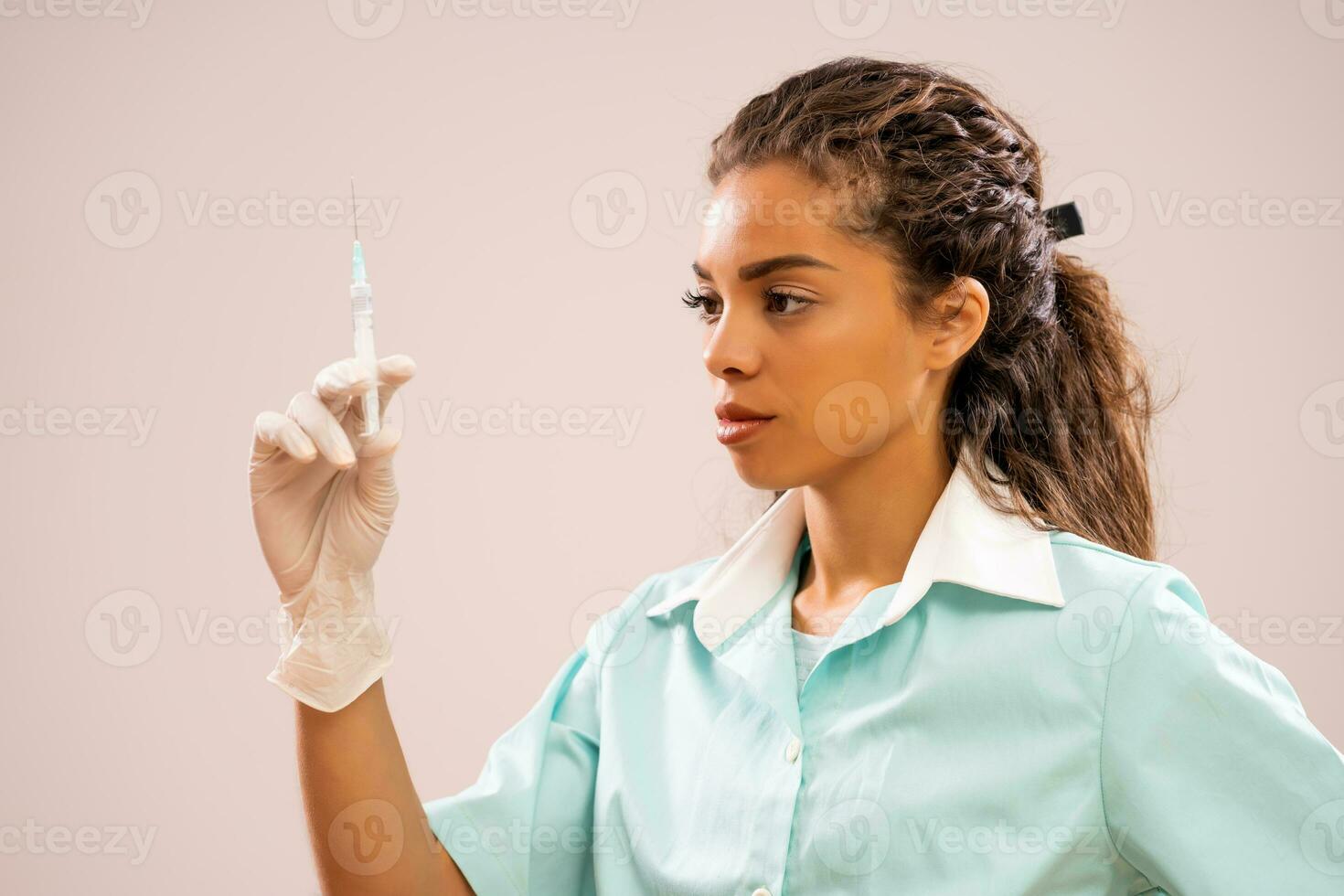uma enfermeira segurando uma seringa foto