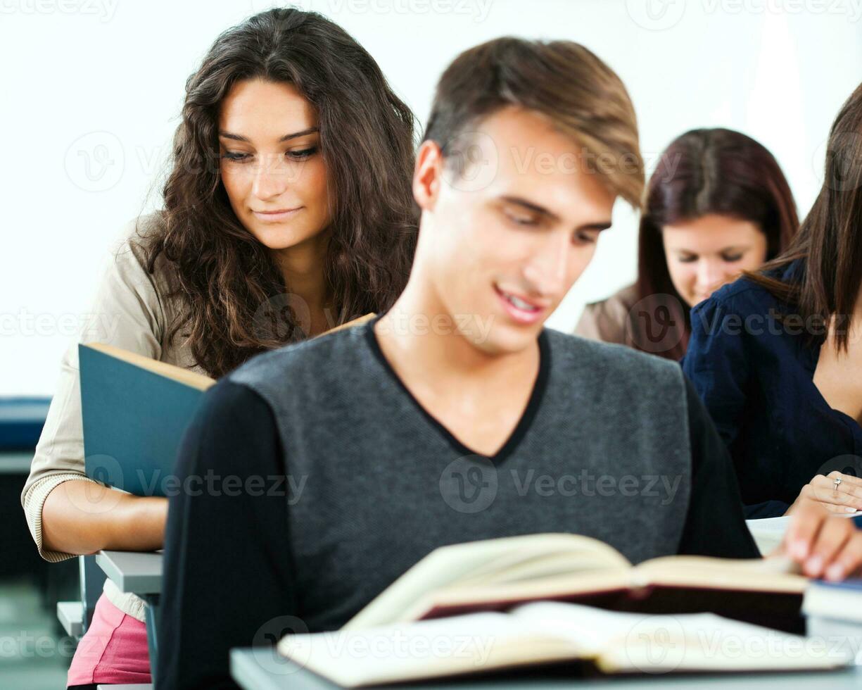 alunos dentro uma Sala de aula foto